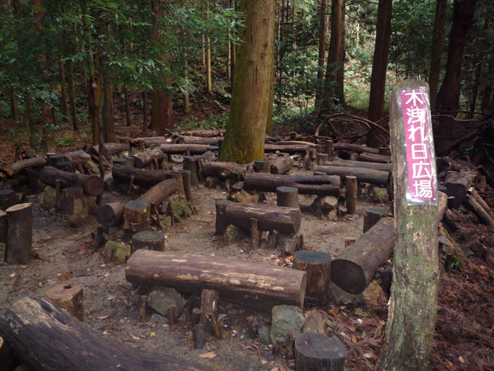 この休憩所も一人で築いた。深田さんお気に入りの場所だ。